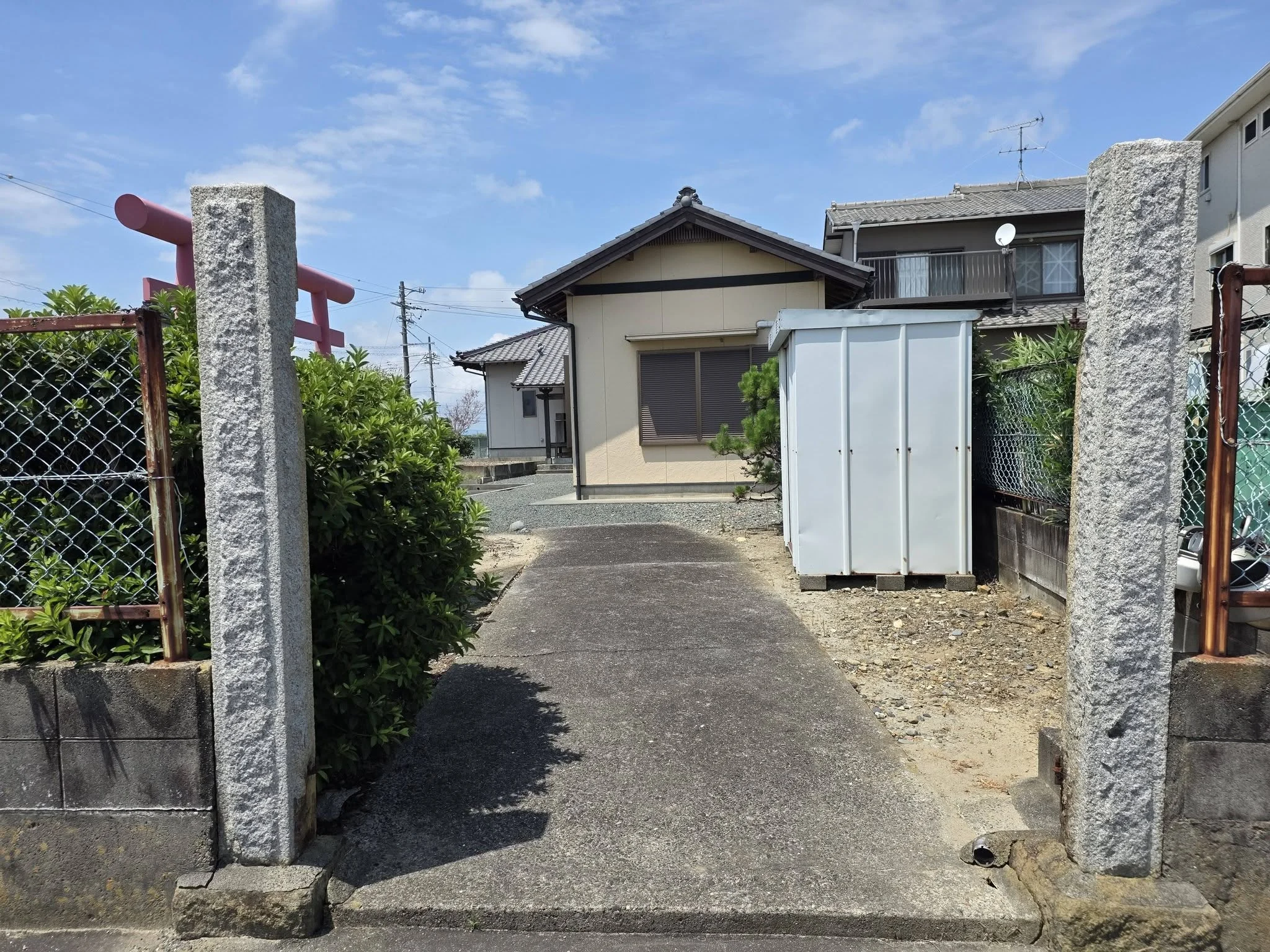 豊田院入口の石柱と境内