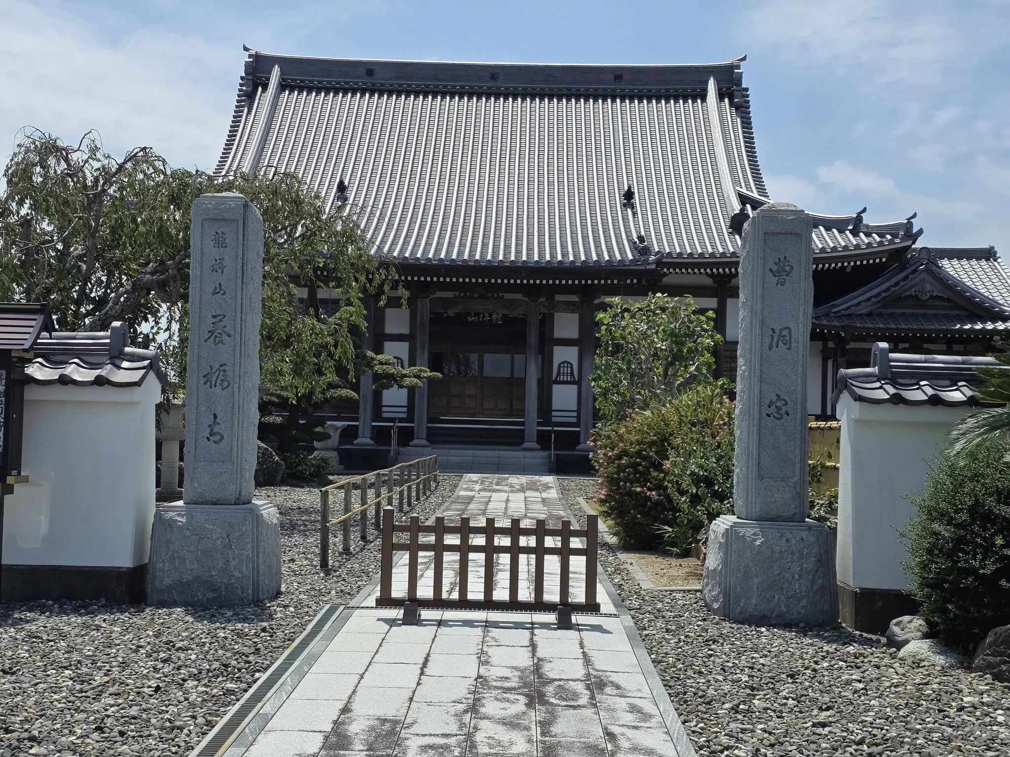下本郷養福寺の山門と本堂