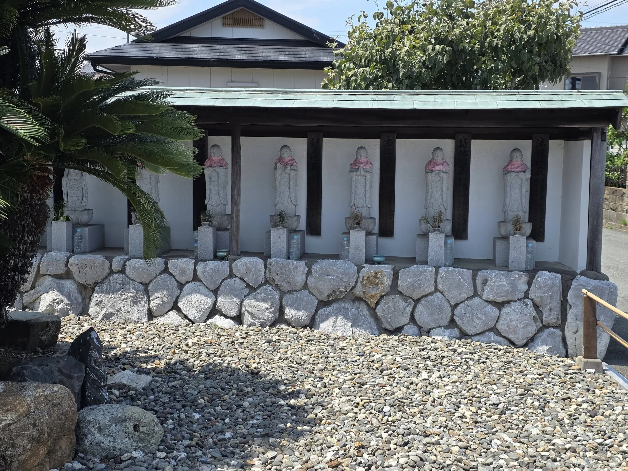養福寺境内の石仏群