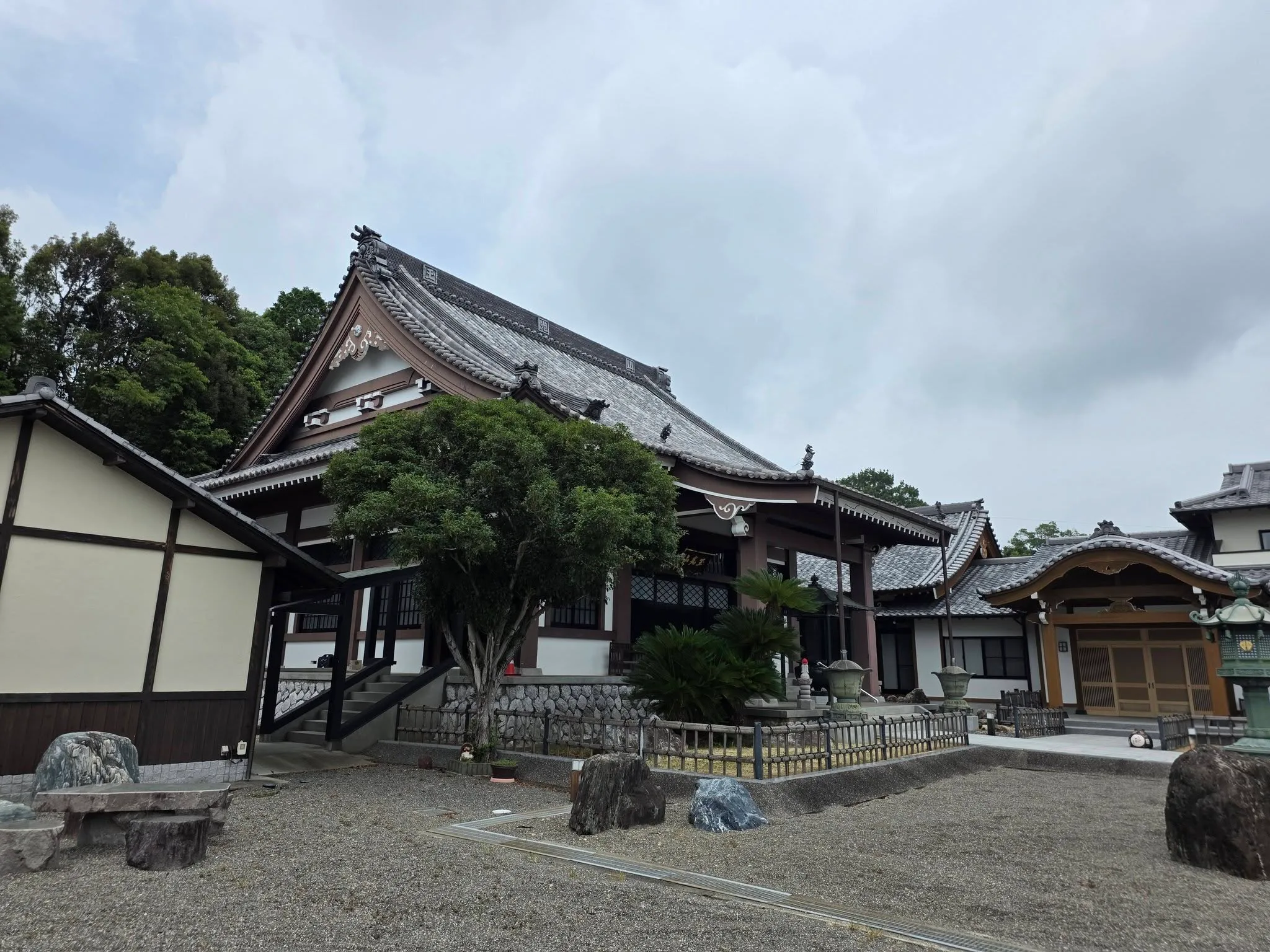 善導寺の本堂と境内全景