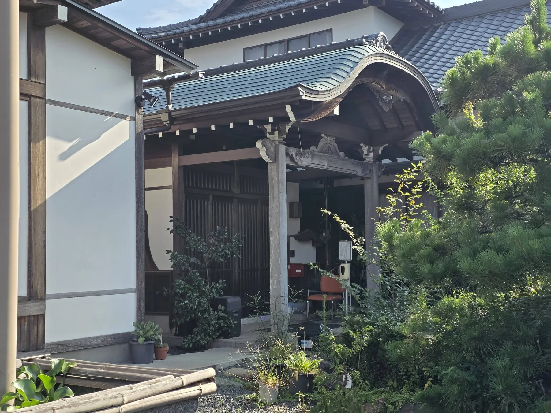 全海寺本堂脇の玄関と植栽