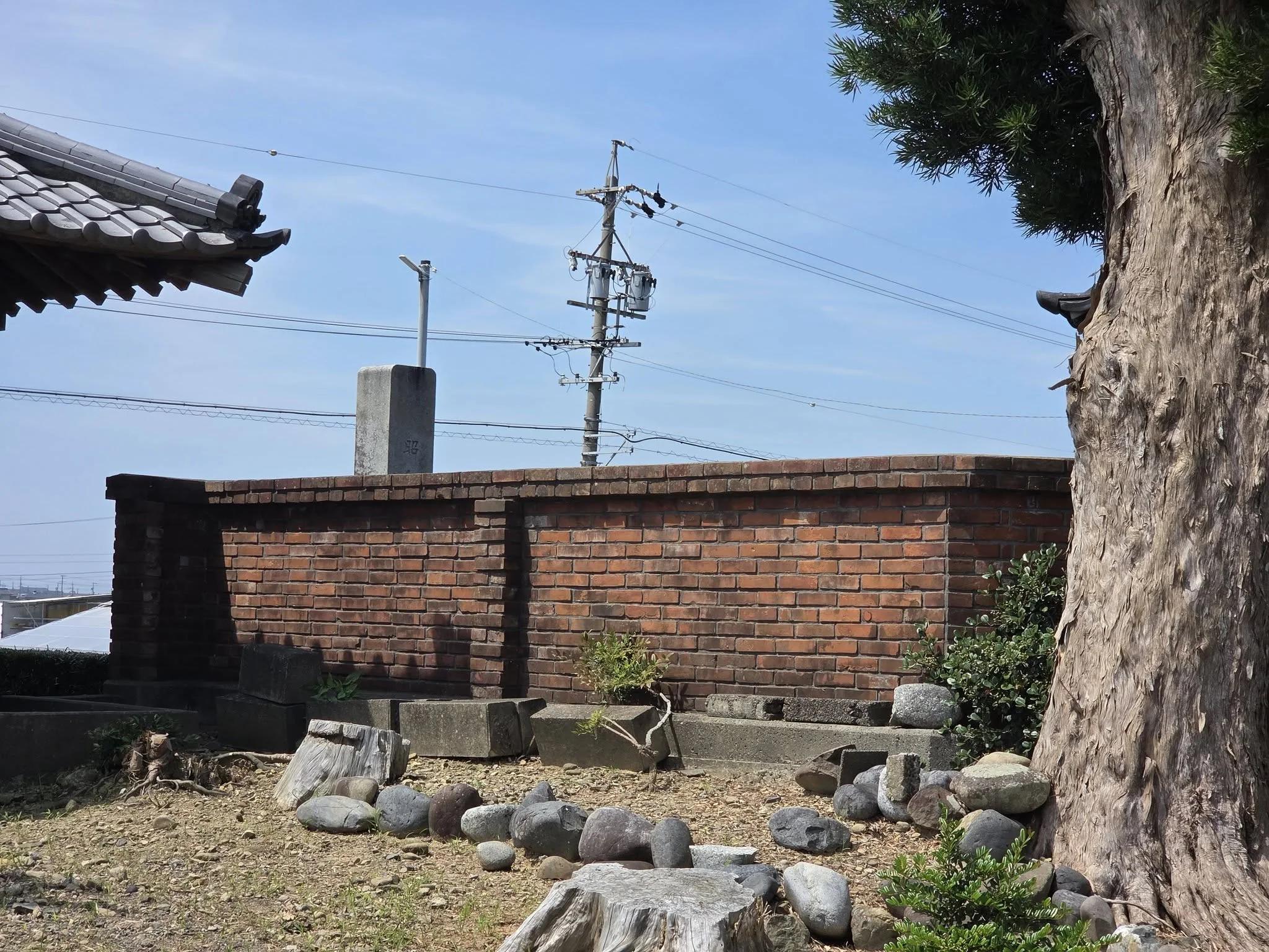 塀際に残る旧石造物