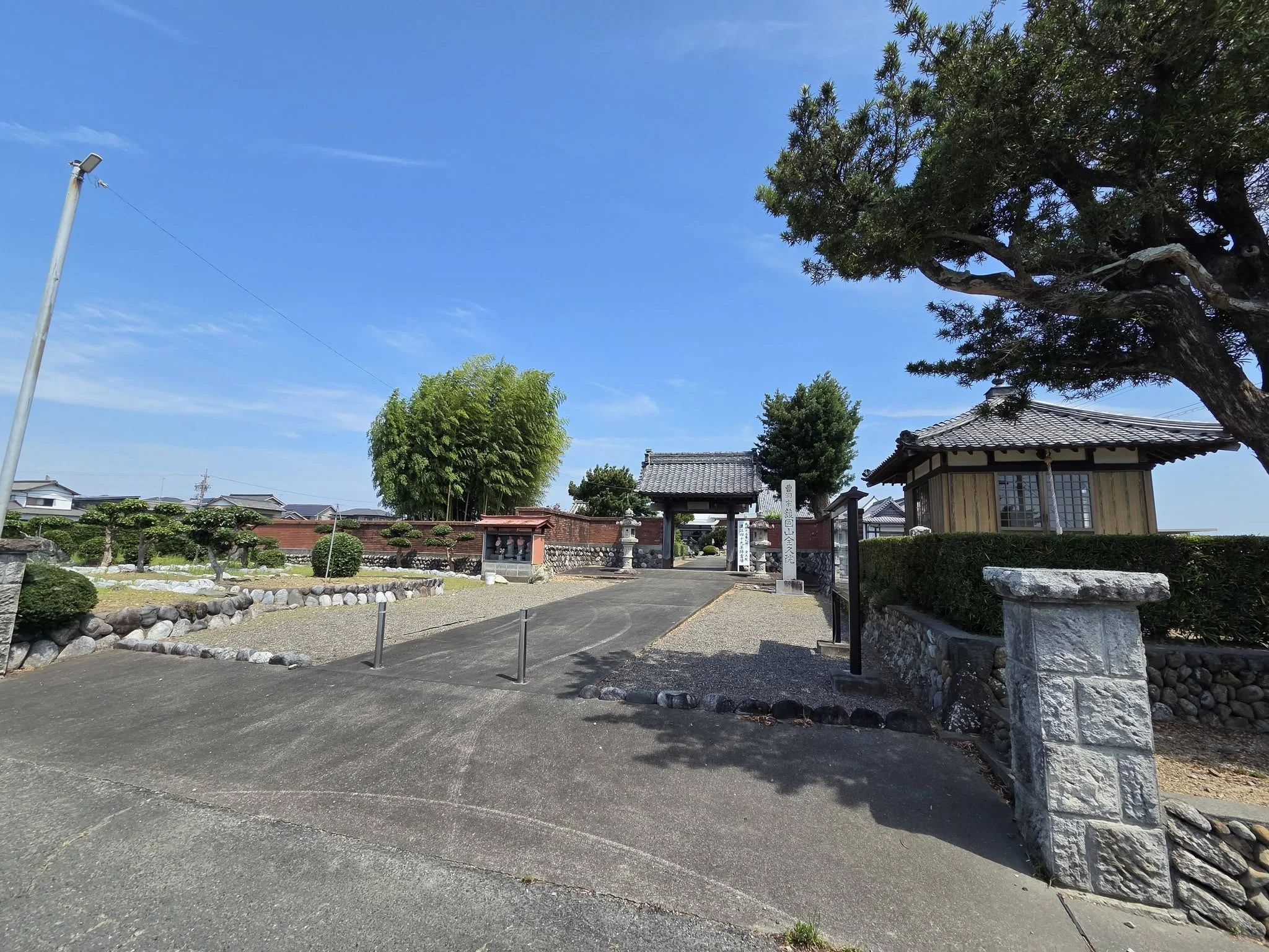 道路側から見た全久院境内