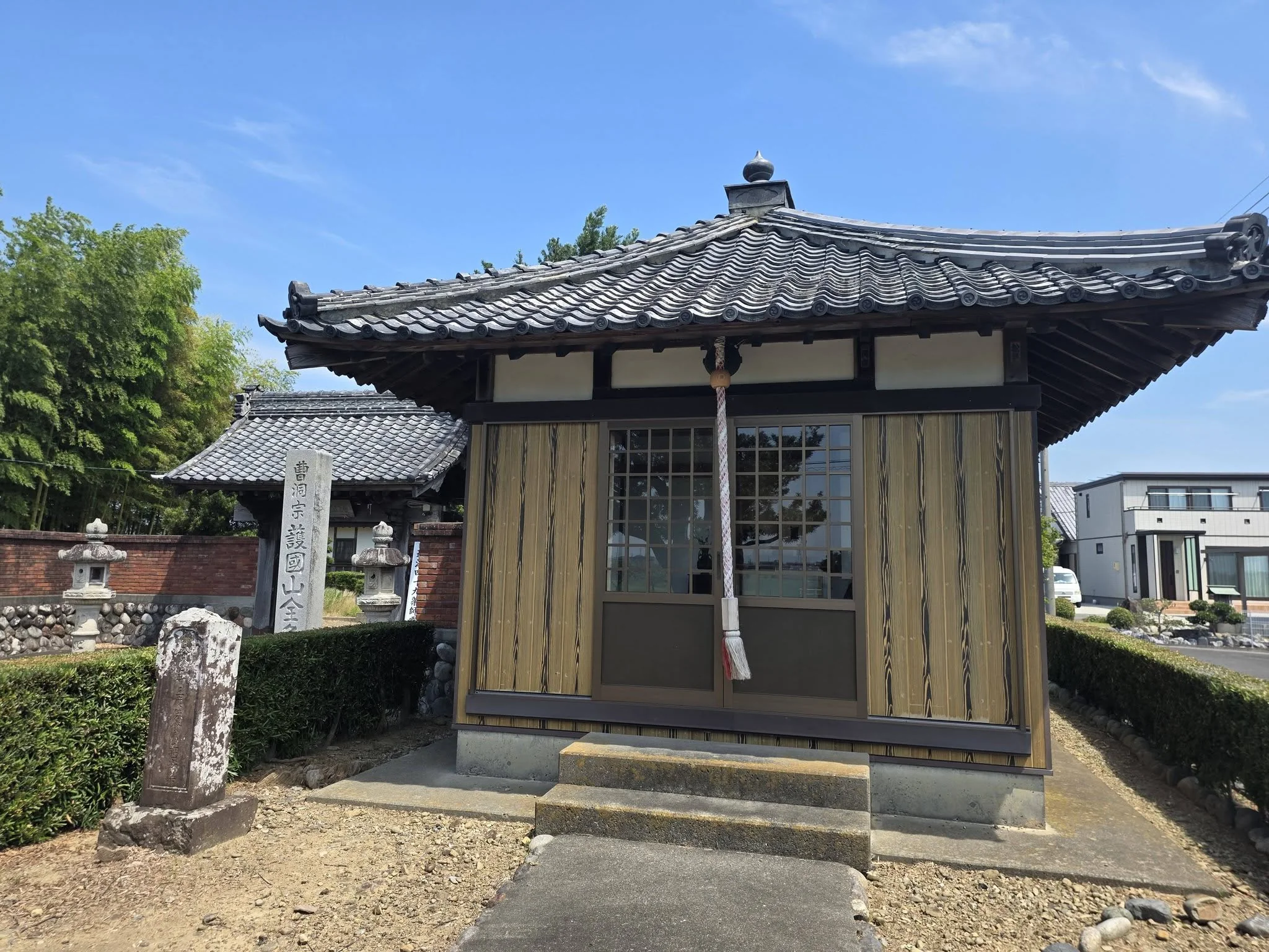 全久院の小堂と寺号標