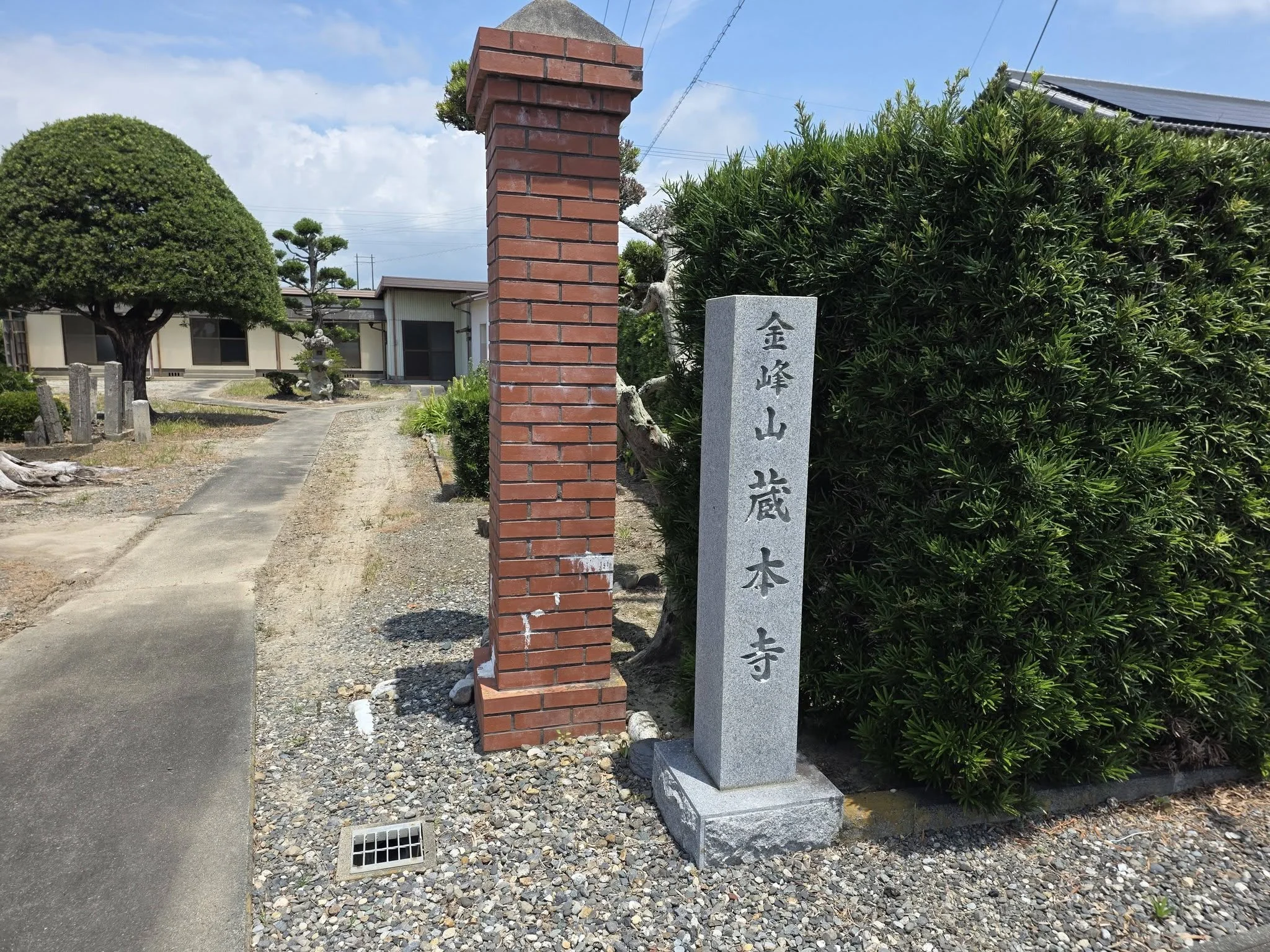 寺院入口の寺名石柱