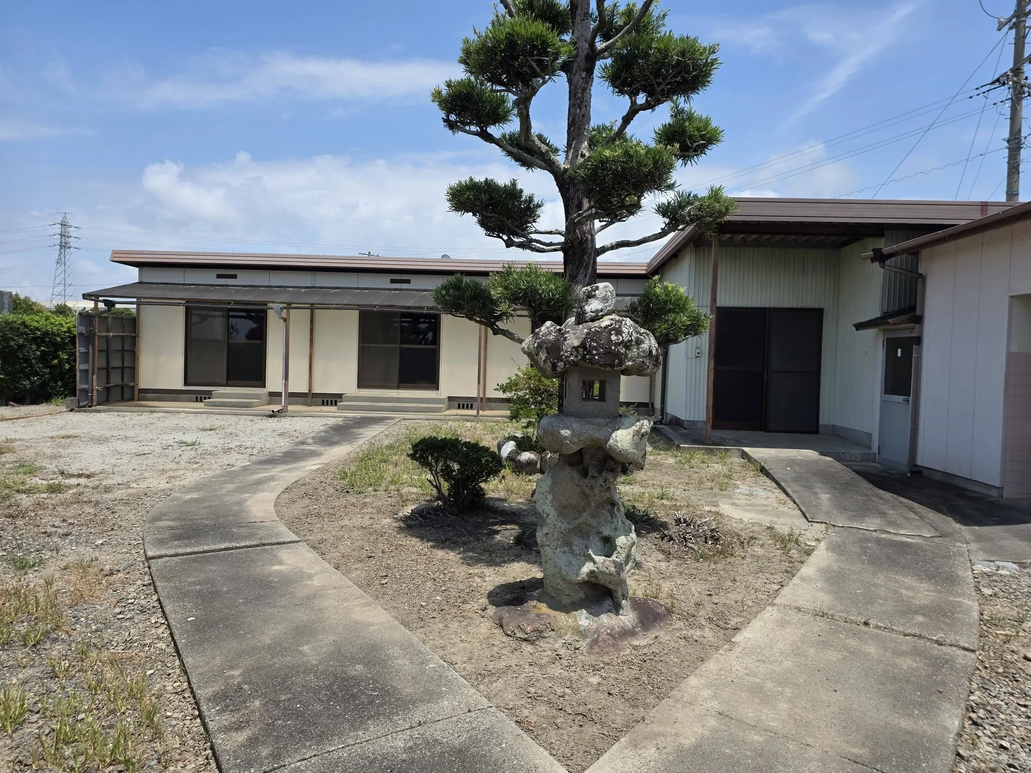 石灯籠と堂宇