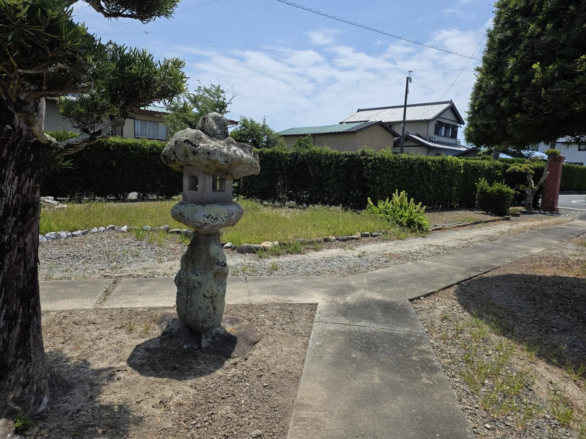 蔵本寺境内の石灯籠