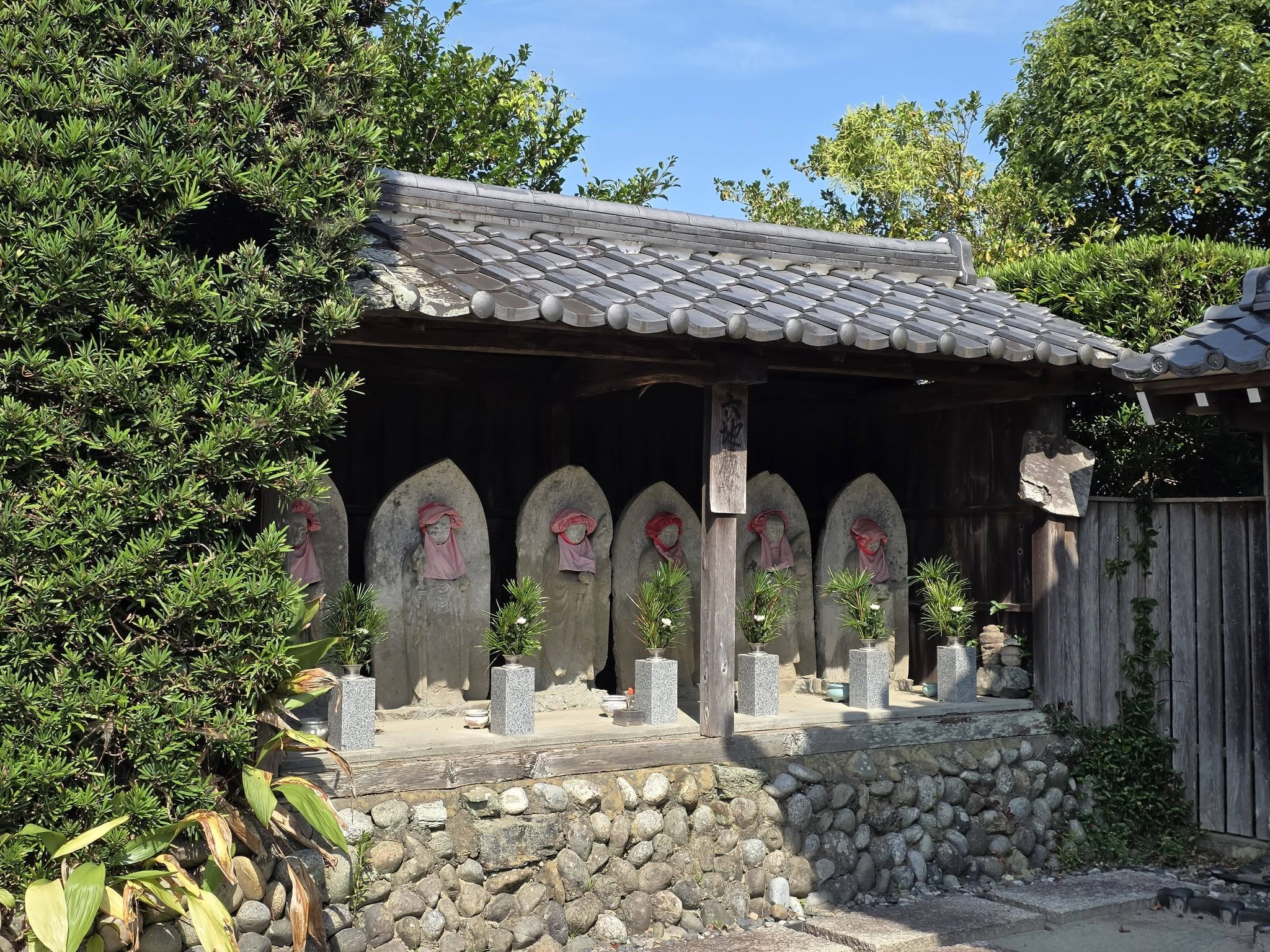 増参寺門前の六地蔵覆堂