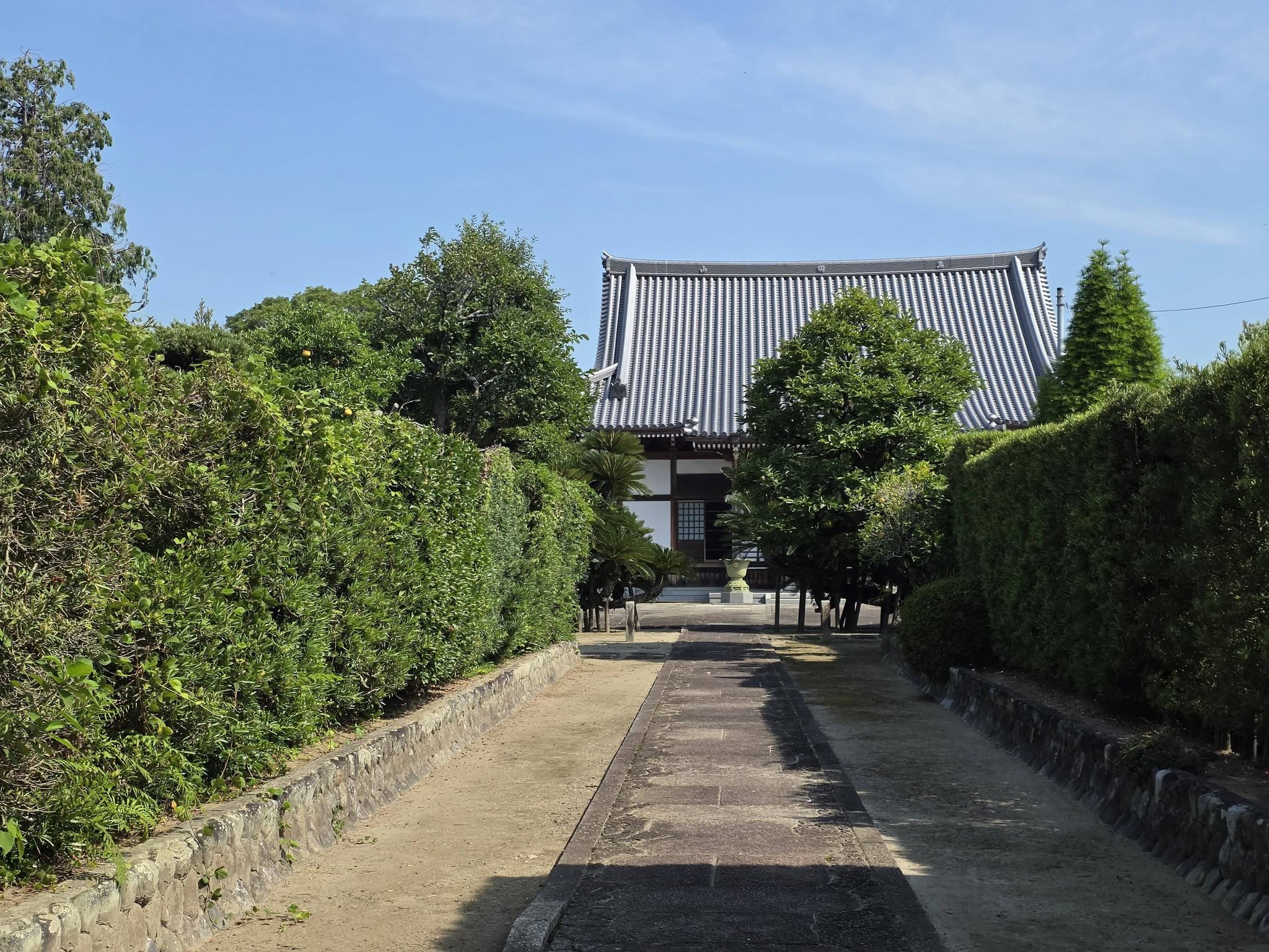 増参寺参道から望む本堂