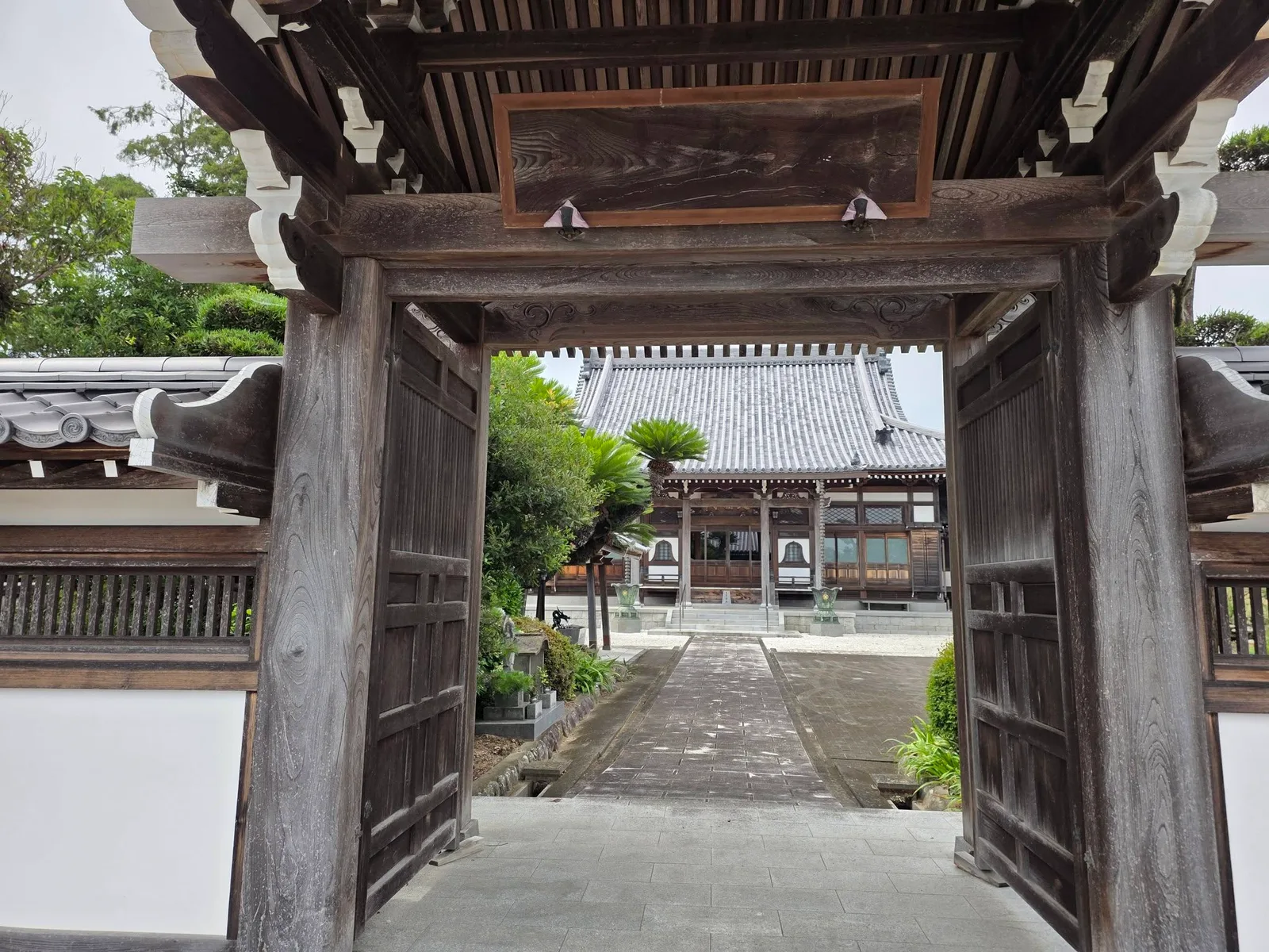 大圓寺山門から本堂を望む