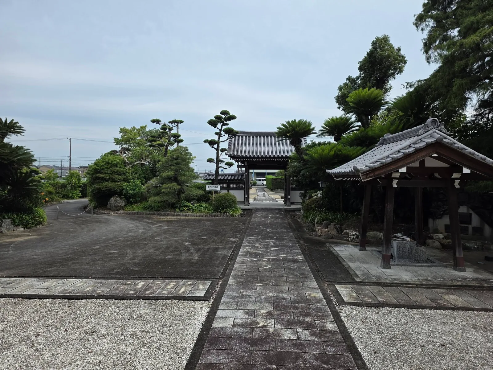 山門と土塀、手水舎のある境内入口