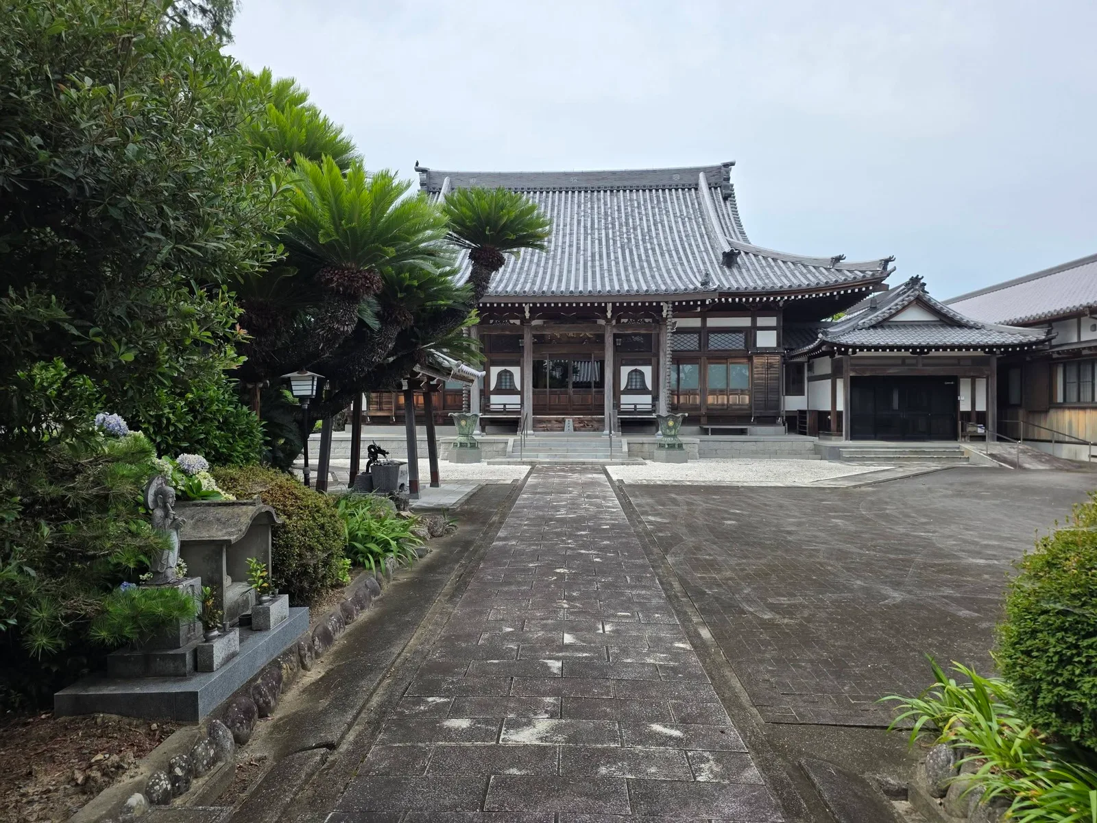 本堂正面と参道の地蔵尊像