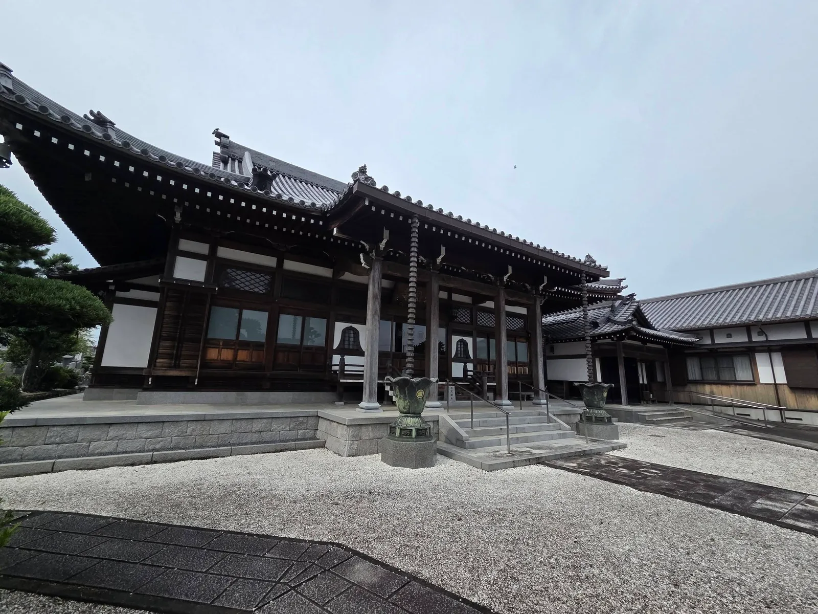 本堂を側面から見た全景