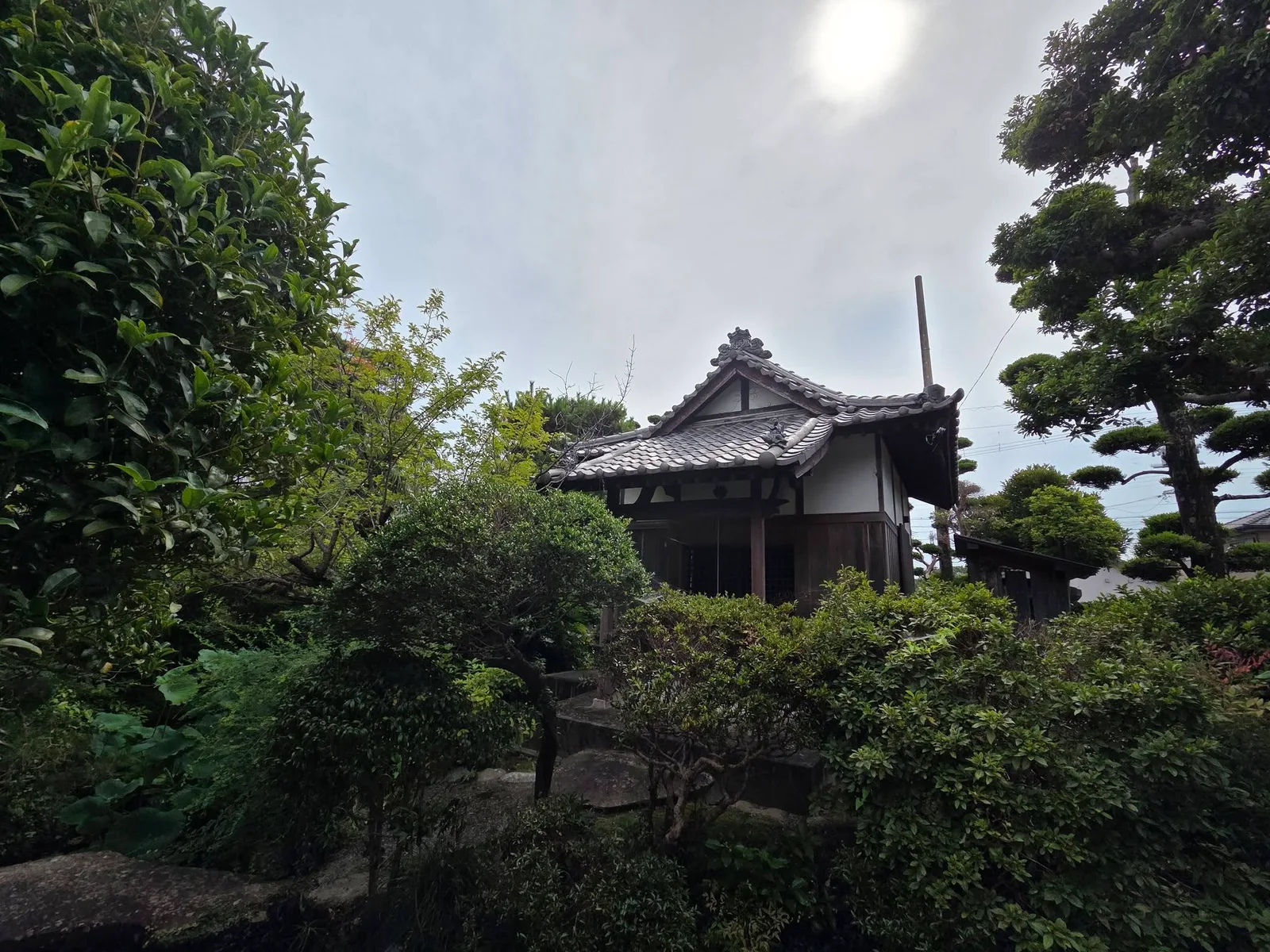 境内の塔頭風の小堂