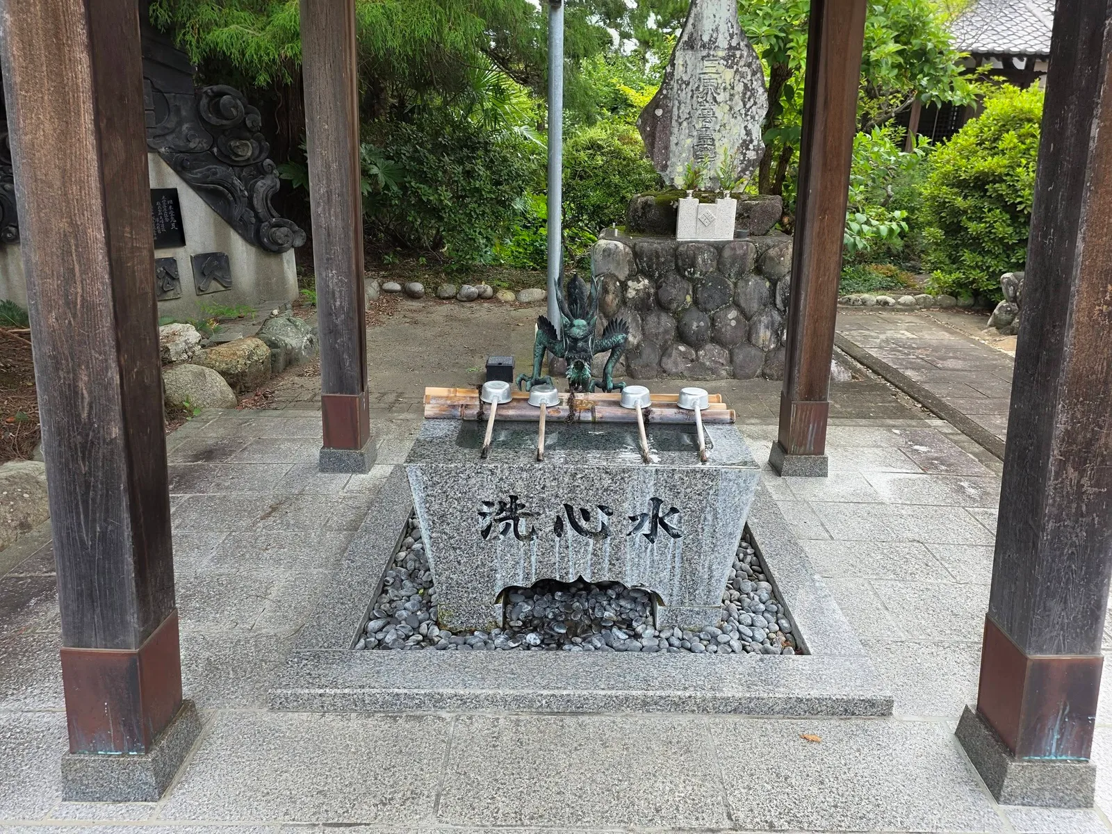 龍の吐水口がある手水舎「洗心水」