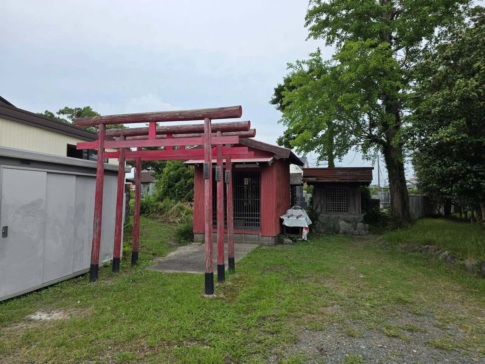 行興寺境内社の鳥居と小祠