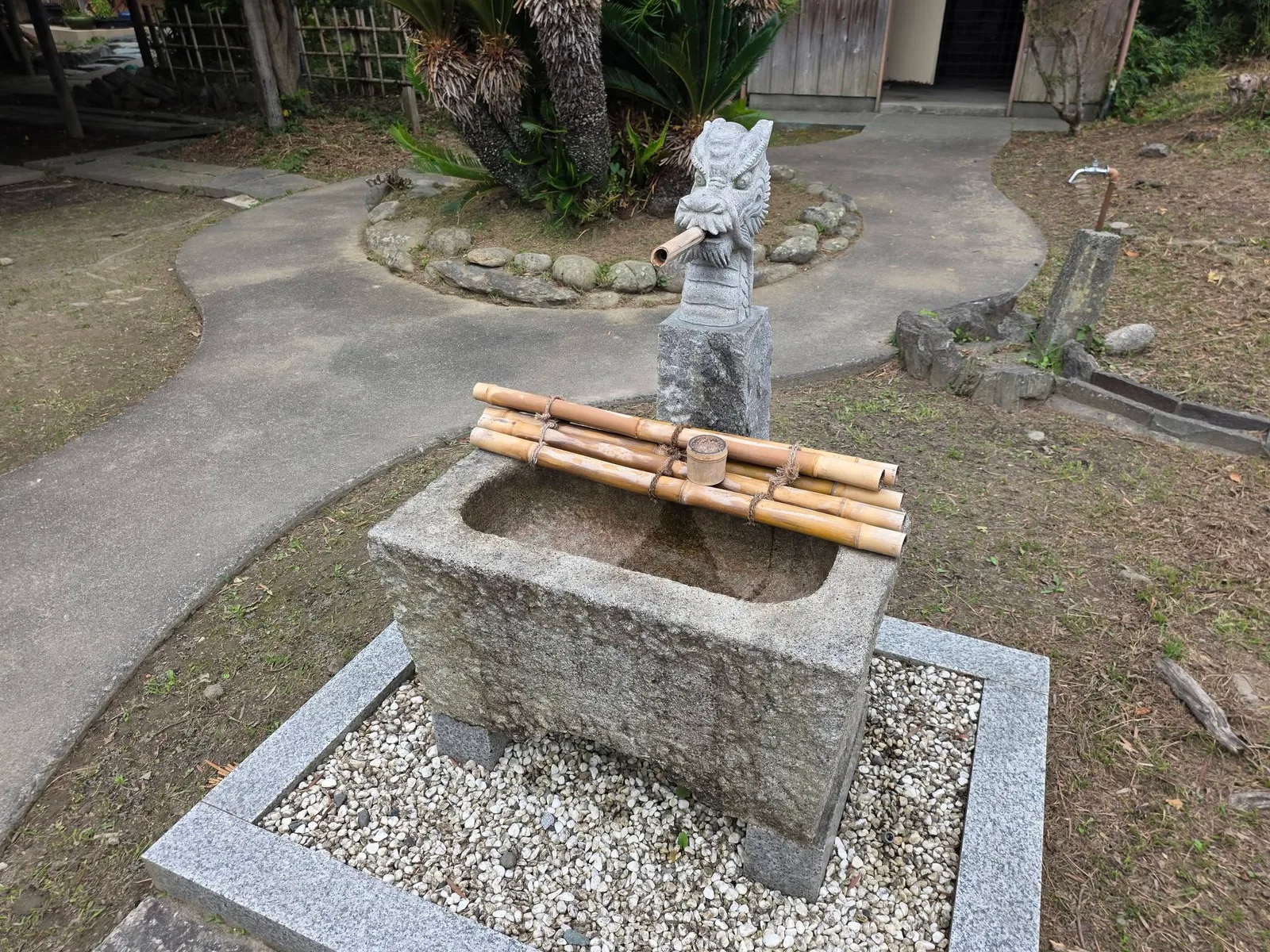 行興寺境内の手水舎