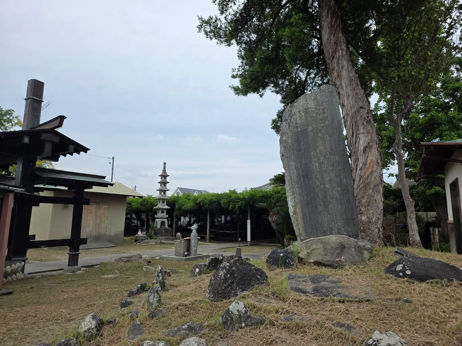 行興寺境内の石塔と石碑群