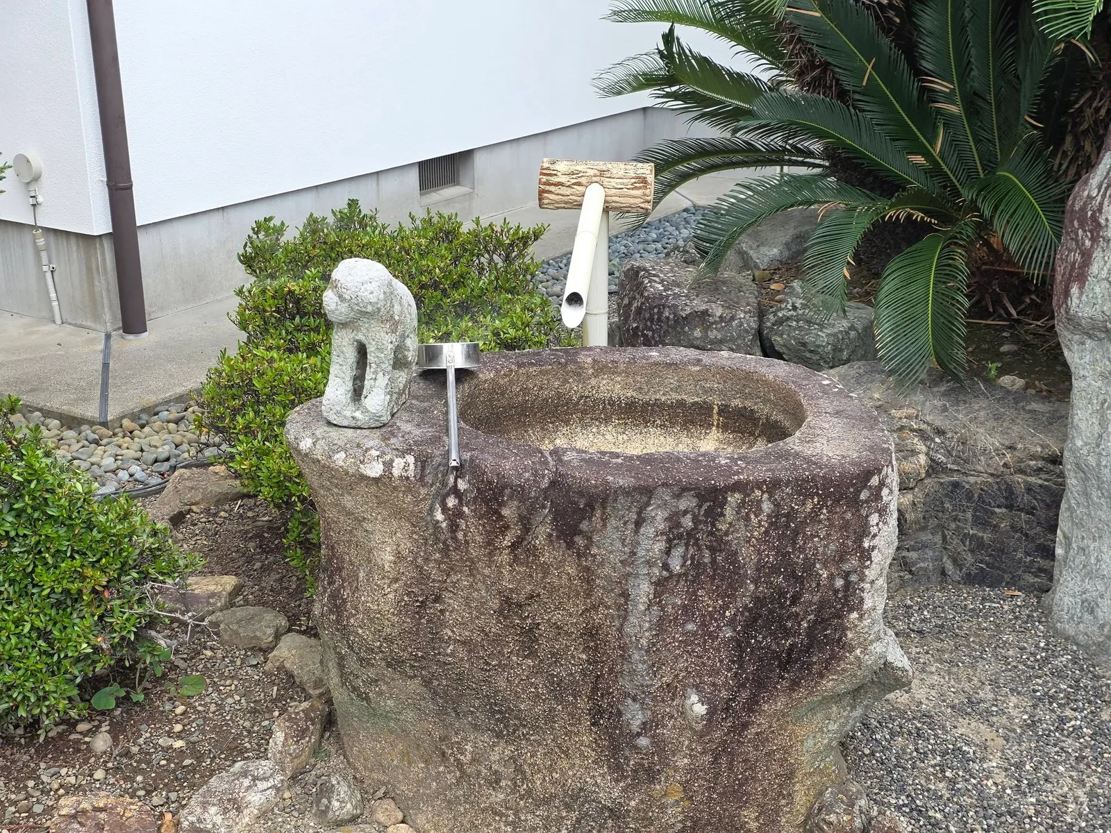 磐田市池田の妙法寺寺号標と山門