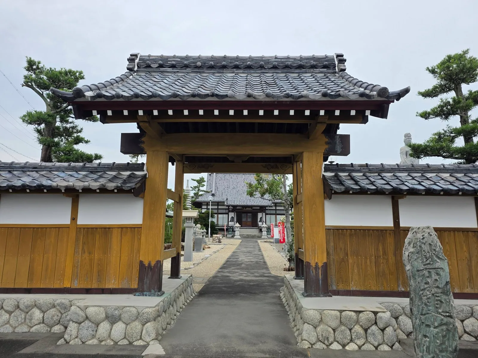 山門越しに見る妙法寺の本堂と境内