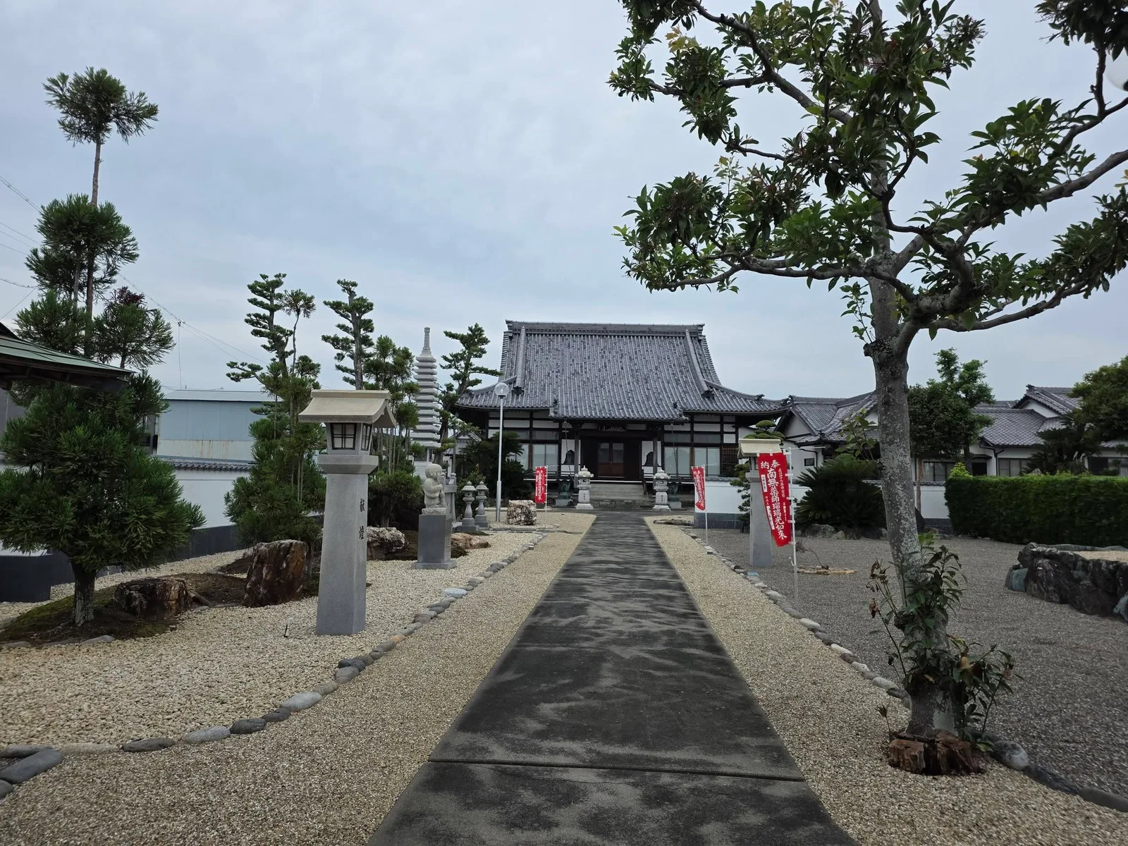 妙法寺の参道と塔と本堂