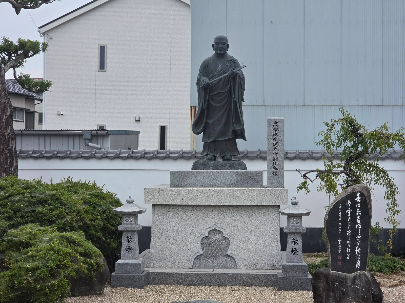 妙法寺境内の高祖承陽大師道元禅師像