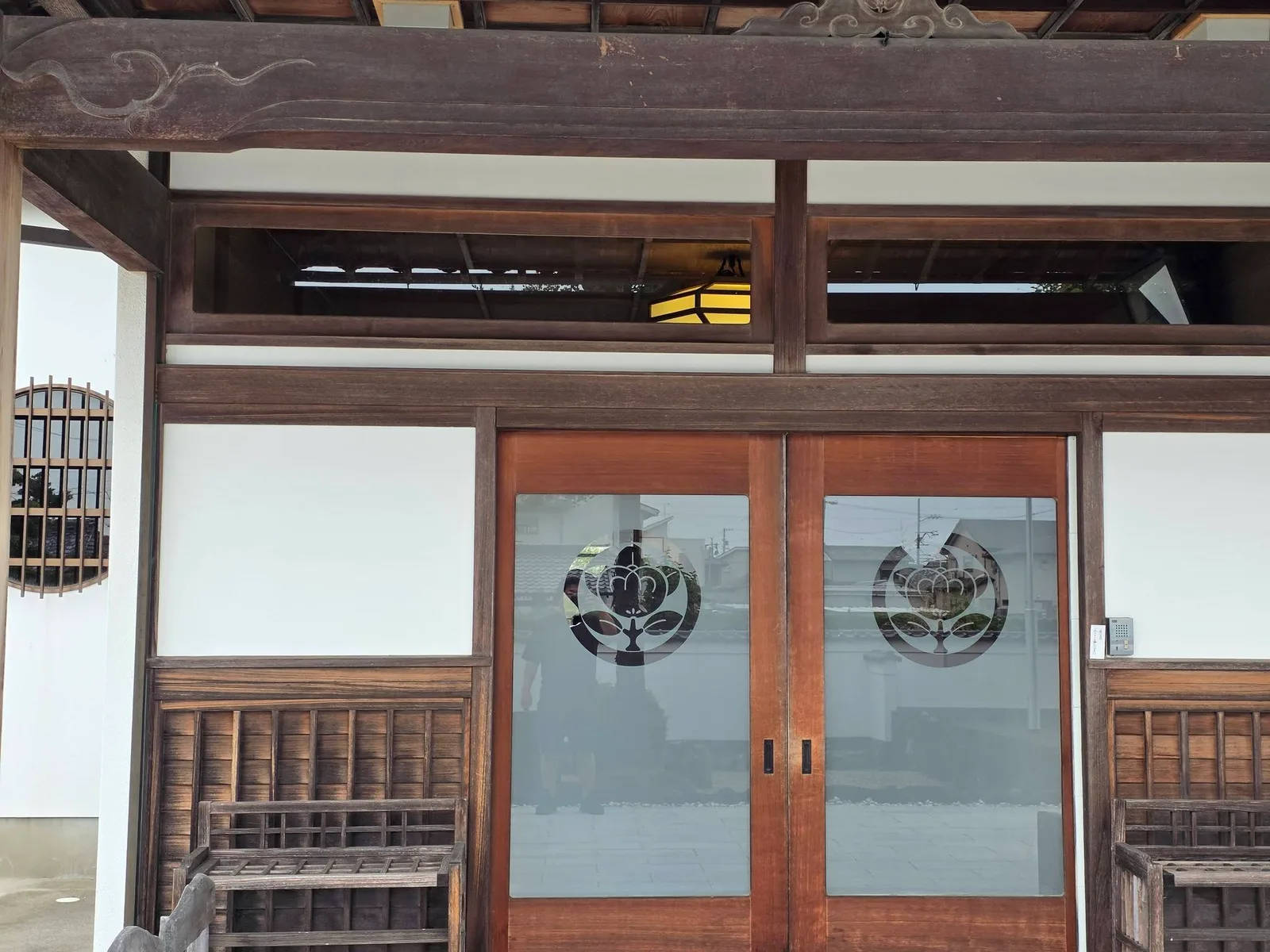 寺紋を掲げた本堂正面の扉