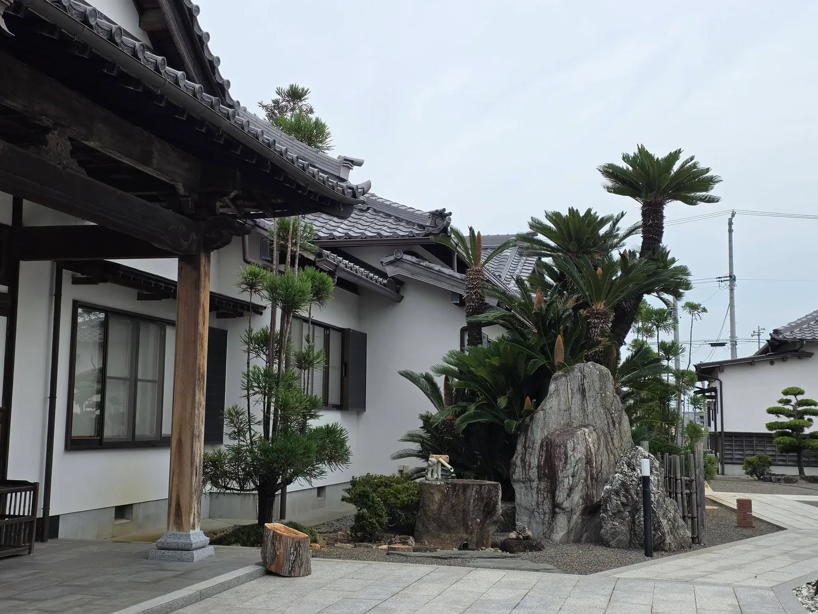 境内の庭石と本堂脇の建物