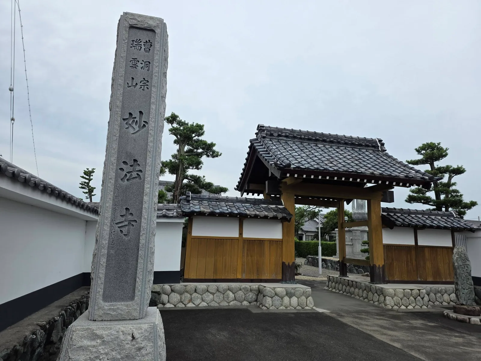 山門と扁額、境内の三重塔