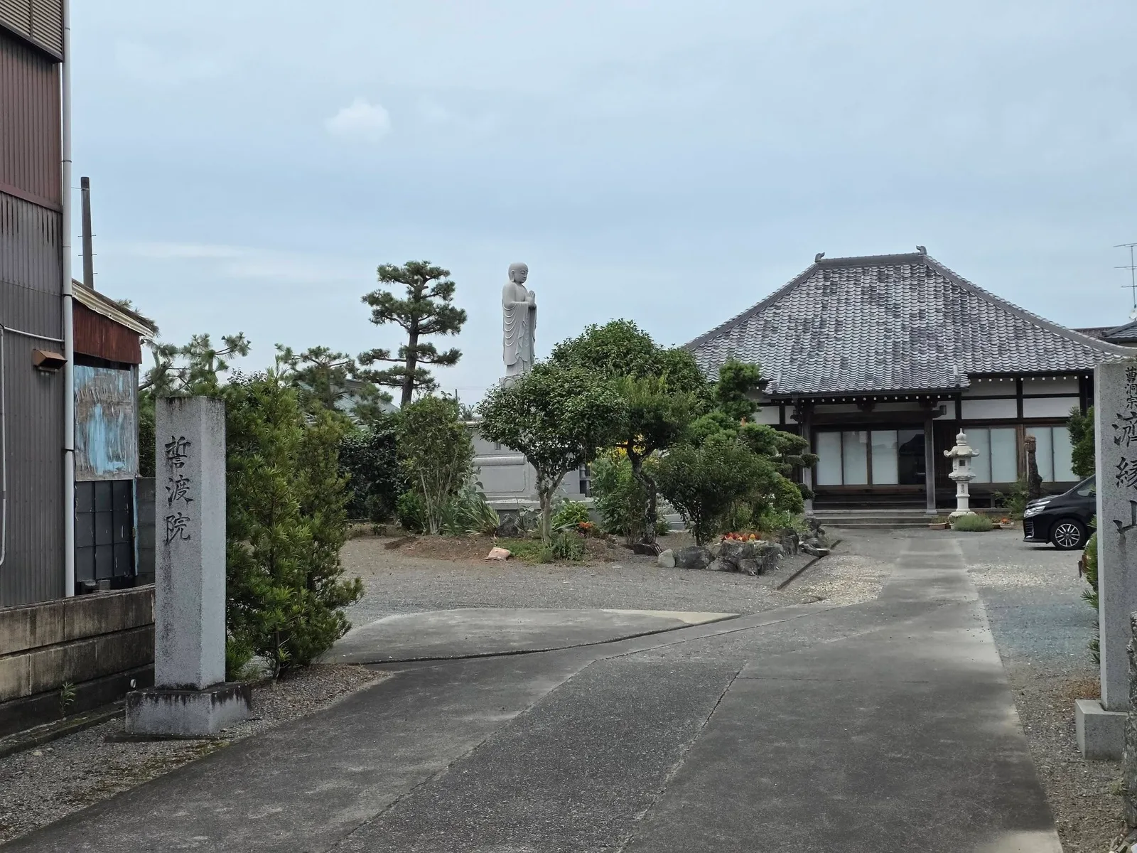 誓渡院の門柱、地蔵菩薩立像、本堂