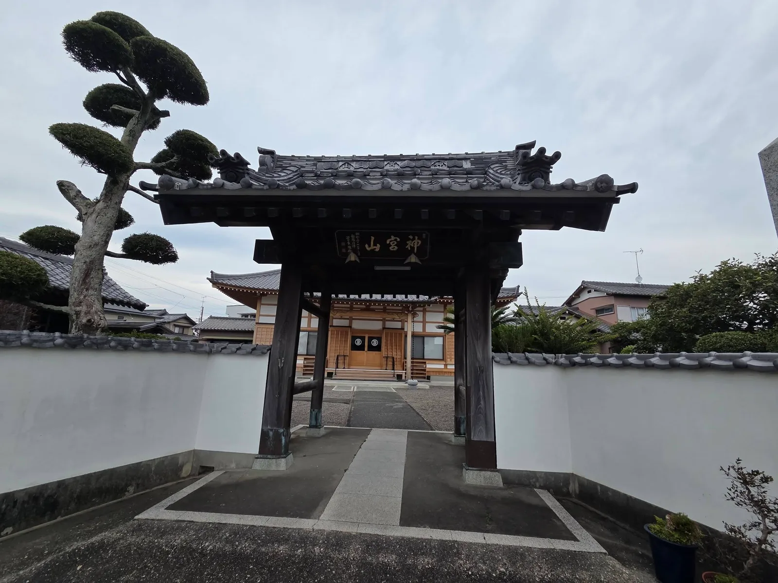 山門越しに望む本堂
