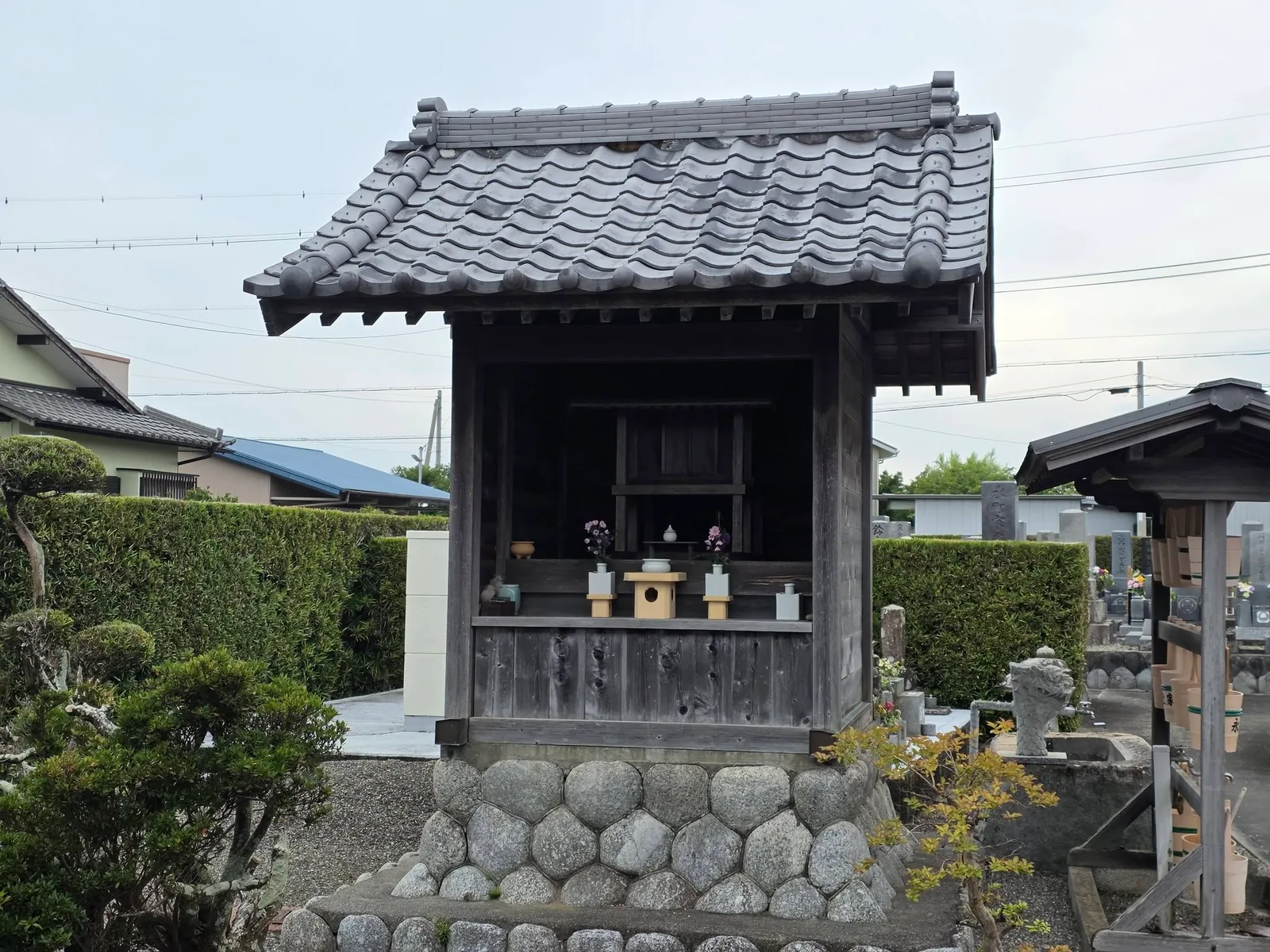 松向寺墓域に隣接する小堂